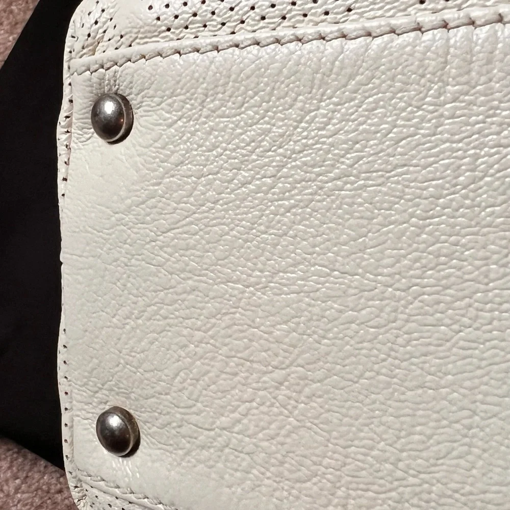 Chanel Cream Tote Bag with Textured Canvas and Iconic CC Logo - Picture 16 of 16